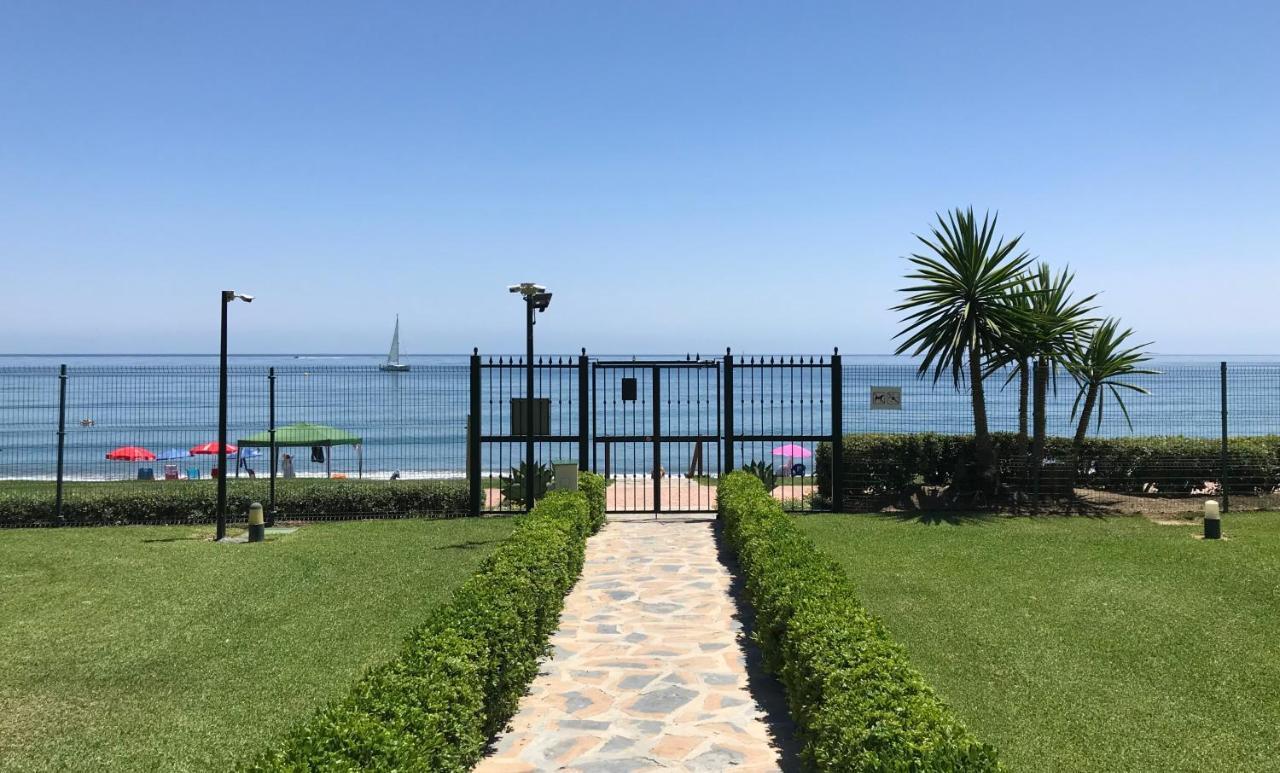 Marbella - Estepona Beach Frontline Apartment Bagian luar foto