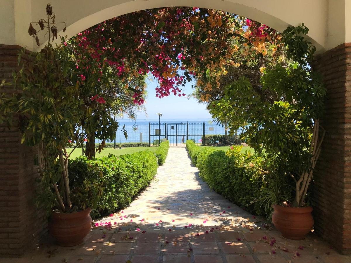 Marbella - Estepona Beach Frontline Apartment Bagian luar foto