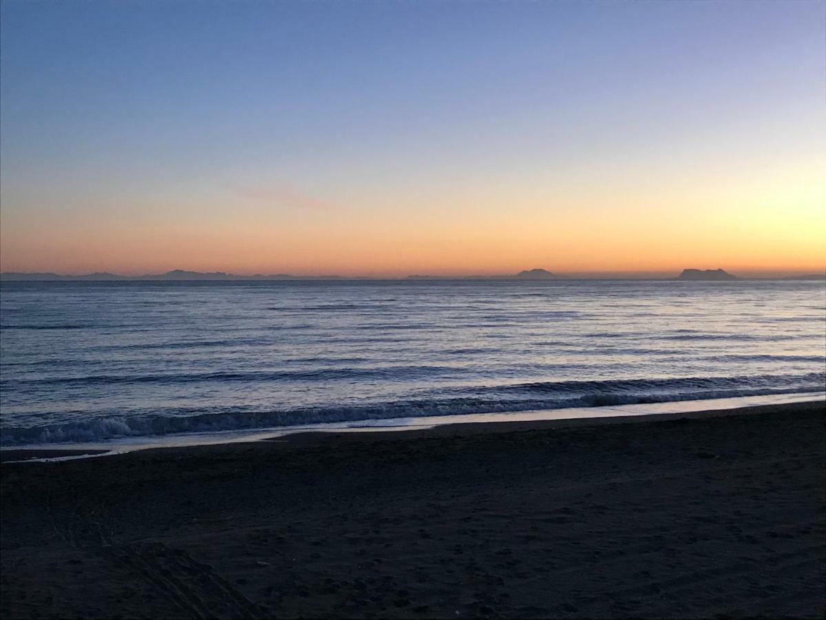 Marbella - Estepona Beach Frontline Apartment Bagian luar foto